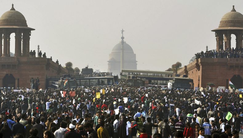 Foto del 22 de diciembre del 2012 de una manifestaci&oacute;n ante el palacio presidencial en protesta por la violaci&oacute;n en cadena de una estudiante de 23 a&ntilde;os en autob&uacute;s de Nueva Delhi, en la India. (Foto AP/Tsering Topgyal)