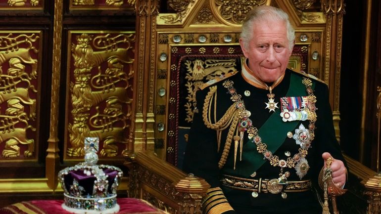 El rey Carlos III evita saludar a una persona de raza negra