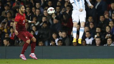 americateve | El jugador de Argentina y del Barcelona, Lionel Messi, derecha, cabecea un bal&oacute;n en un partido contra Portugal el martes, 18 de noviembre de 2014, en Manchester, Inglaterra. (AP Photo/Jon Super)