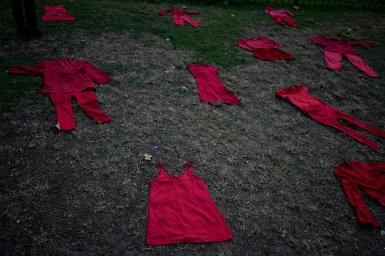 ARCHIVO – Atuendos que representan a mujeres desaparecidas o asesinadas yacen sobre el pasto fuera del Congreso durante una marcha para conmemorar el noveno aniversario del movimiento Ni una menos en Buenos Aires, Argentina, el 3 de junio de 2024. (AP Foto/Natacha Pisarenko, Archivo)