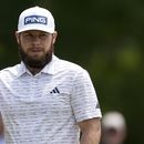 El inglés Tyrrell Hatton agradece los aplausos luego de conseguir un birdie en la segunda ronda del Wells Fargo Championship, el viernes 5 de mayo de 2023, en Charlotte, Carolina del Norte (AP Foto/Chris Carlson)