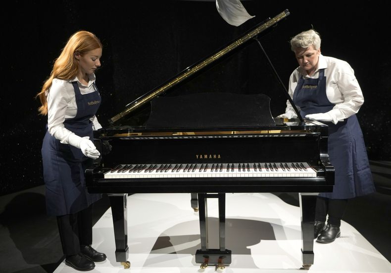 El piano Yamaha de media cola de Freddie Mercury, con un precio de venta estimado en 2-3 millones de libras esterlinas, en exhibición en las salas de la casa de subastas Sothebys en Londres, el jueves 2 de agosto de 2019. Más de 1.400 artículos personales de Freddie Mercury, incluidos sus extravagantes vestuarios, borradores escritos a mano de Bohemian Rhapsody y el piano de media cola que usó para componer los grandes éxitos de Queen, se exhibirán en la casa de subastas Sothebys Londres antes de su venta. La vasta colección de pertenencias del cantante había quedado en manos de la amiga íntima de Mercury, Mary Austin. (Foto AP/Kirsty Wigglesworth)