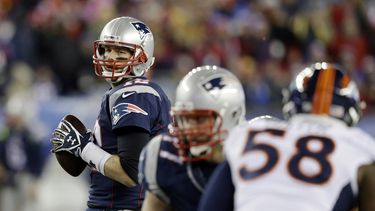 americateve | Tom Brady, de los Patriots de Nueva Inglaterra, busca un receptor durante el encuentro del doimingo 2 de noviembre de 2014, frente a los Broncos de Denver (AP Foto/Stephan Savoia)