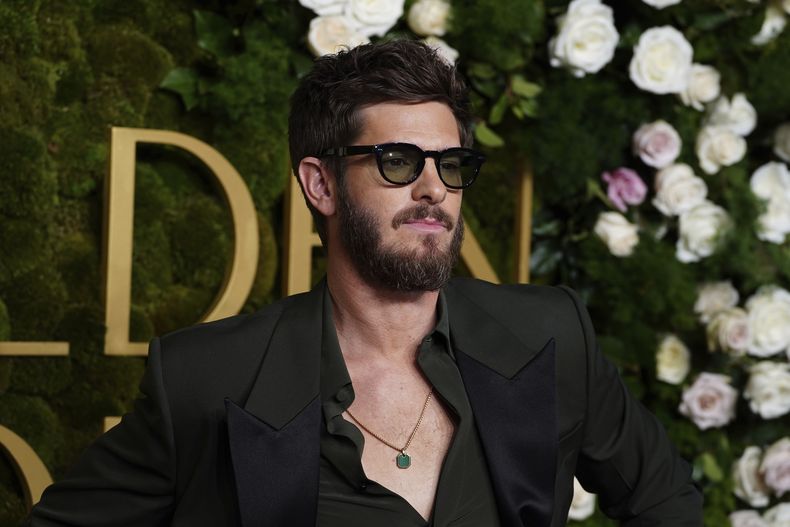 Andrew Garfield llega a la 82ª edición de los Globos de Oro el domingo 5 de enero de 2025 en el Beverly Hilton de Beverly Hills, California. (Foto Jordan Strauss/Invision/AP)