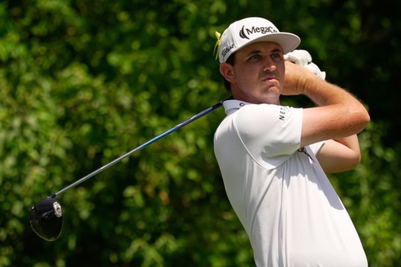 J.T. Poston sale desde el tee del hoyo 15 durante la segunda ronda del torneo Memorial, en Dublin, Ohio, el viernes 5 de junio de 2026. (AP Foto/Sue Ogrocki)