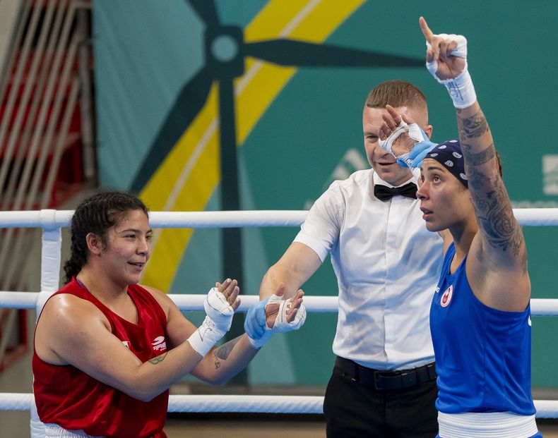 La mexicana Citlalli Ortiz (izquierda) aplaude a la canadiense Tammara Thibeault, quien fue la ganadora de la semifinal del boxeo de mujeres en 75kg de los Juegos Panamericanos en Santiago, Chile, el jueves 26 de octubre 26 de 2023. (Frank Gunn/The Canadian Press via AP)