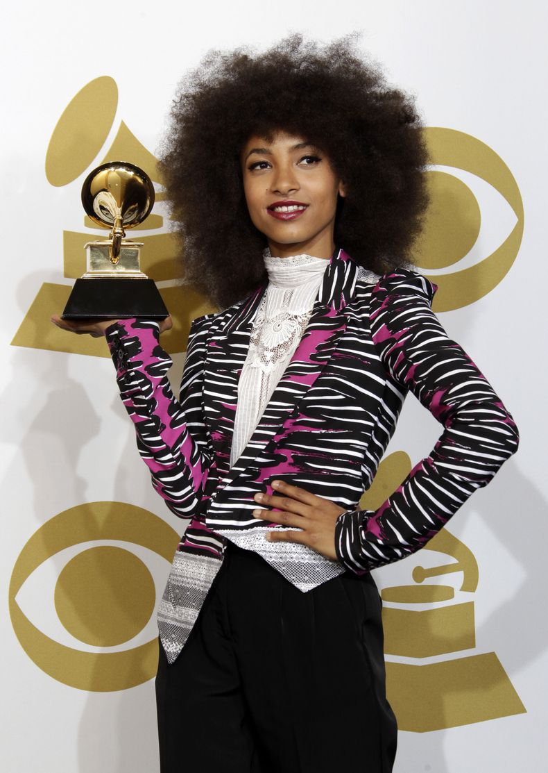 ARCHIVO - Esperanza Spalding posa detrás del escenario con el premio al mejor artista nuevo en la 53ª edición anual de los Premios Grammy el 13 de febrero de 2011 en Los Ángeles. (Foto AP/Jae C. Hong, archivo)