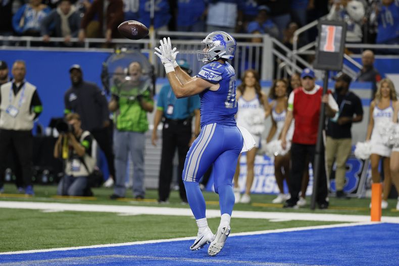 Sam LaPorta, tight end de los Lions de Detroit, atrapa un pase para una conversión de dos puntos en el partido del domingo 19 de noviembre de 2023, ante los Bears de Chicago (AP Foto/Duane Burleson)