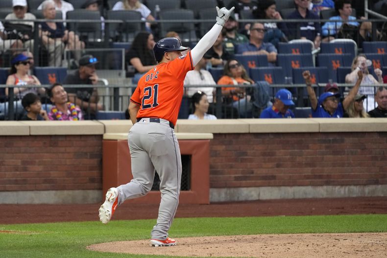 El dominicano Yainer Díaz, de los Astros de Houston, festeja luego de anotar ante los Mets de Nueva York en el juego del sábado 29 de junio de 2024 (AP Foto/Pamela Smith)