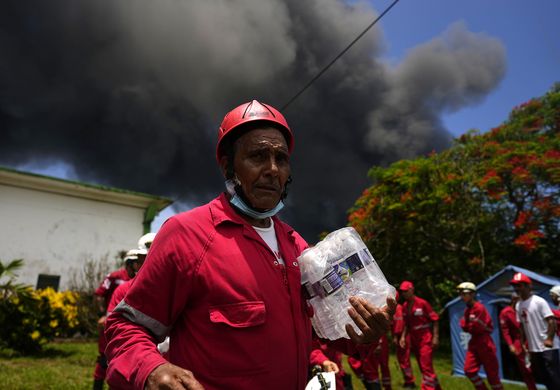Se extiende incendio en base de combustible en Cuba