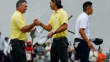 Ryan Fox, de Nueva Zelanda, izquierda, felicita a su compañero Min Woo Lee, de Australia, ambos del Equipo Internacional, mientas Collin Morikawa, de Estados Unidos, derecha, camina en el green del hoyo 18 del torneo de golf Presidents Cup, en la segunda ronda, el viernes 25 de septiembre de 2026, en el Medinah Country Club, en Medinah, Illinois. (AP Foto/Chris Carlson)