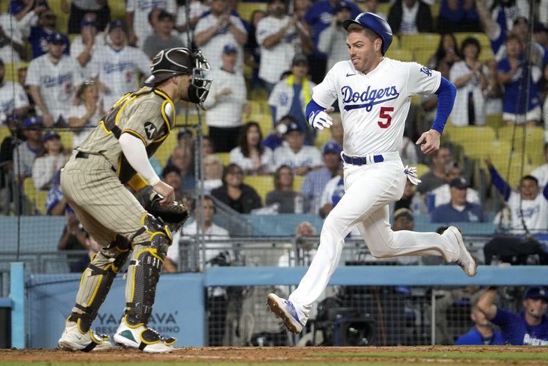 Freddie Freeman, de los Dodgers de Los Ángeles, anota en un sencillo de J.D. Martínez ante los Padres de San Diego, el martes 12 de septiembre de 2023 (AP Foto/Mark J. Terrill)