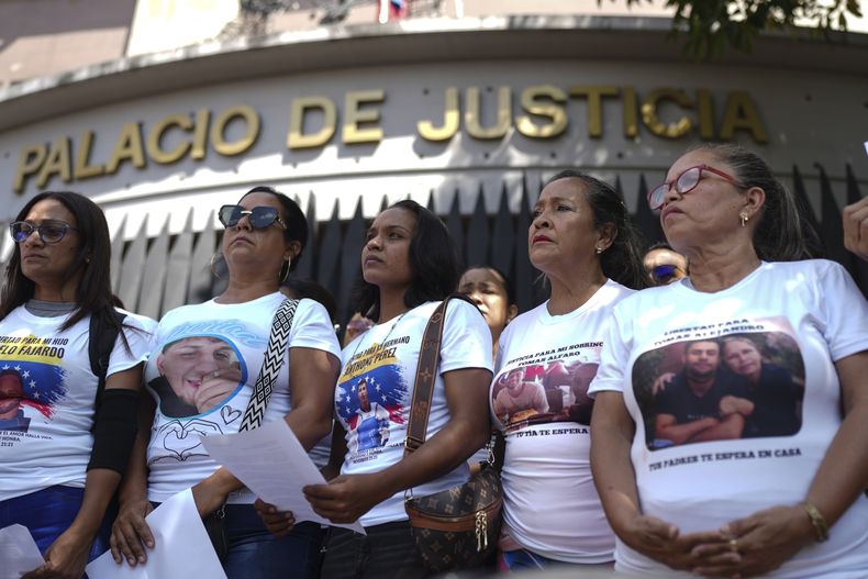 ARCHIVO - Manifestantes se reúnen frente al Palacio de Justicia para pedir la liberación de sus familiares que fueron detenidos durante una represión gubernamental luego de protestas contra los resultados de las elecciones presidenciales en Caracas, Venezuela, el jueves 7 de noviembre de 2024. (AP Foto/Ariana Cubillos, Archivo)