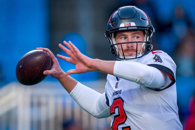 ARCHIVO - El quarterback de los Buccaneers de Tampa Bay, Kyle Trask, calienta antes de un partido de fútbol americano de la NFL contra los Panthers de Carolina, el 1 de diciembre de 2024, en Charlotte, Carolina del Norte. (Foto AP/Rusty Jones, Archivo)