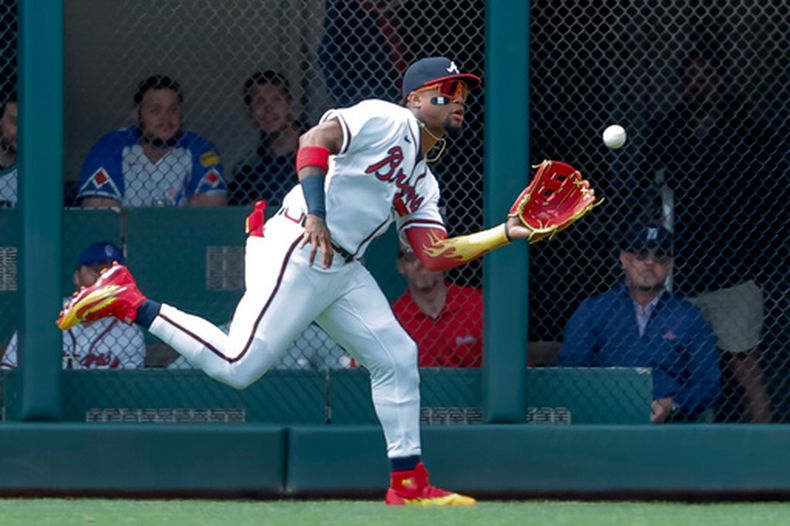 El jardinero derecho Ronald Acuña Jr. de los Bravos de Atlanta atrapa un elevado de Gleyber Torres de los Tigres de Detroit, el jueves 30 de abril de 2026, en Atlanta. (AP Foto/Erik S. Lesser)