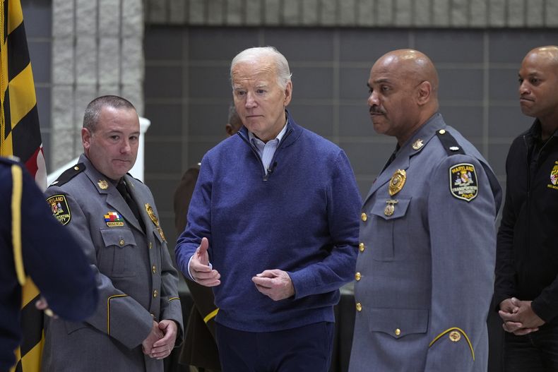 El presidente Joe Biden agradece a rescatistas y cuadrillas de trabajadores por sus esfuerzos durante la caída del puente Francis Scott Key, el viernes 5 de abril de 2024 en Dundalk, Maryland. (AP Foto/Manuel Balce Ceneta)