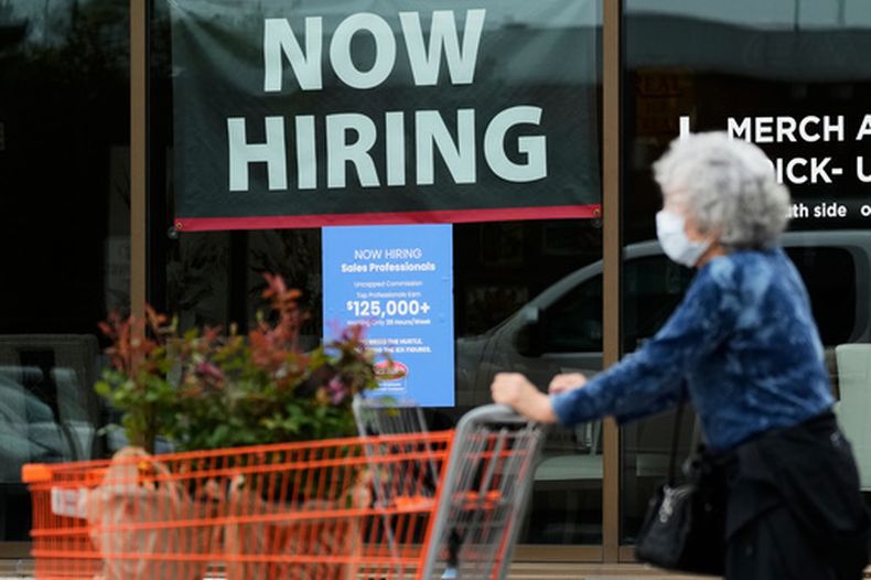 ARCHIVO – Un letrero de contratación para profesionales de ventas en una tienda de Vernon Hills, Illinois, el miércoles 15 de abril de 2026. (AP Foto/Nam Y. Huh, Archivo)