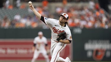 El abridor de los Orioles de Baltimore Corbin Burnes lanza en la segunda entrada del encuentro ante los Azulejos de Toronto el martes 30 de julio del 2024.(AP Foto/Stephanie Scarbrough)