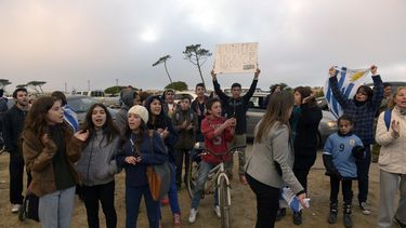 americateve | Admiradores del futbolista uruguayo Luis Su&aacute;rez se re&uacute;nen frente a su casa en las inmediaciones de Montevideo, el viernes 27 de junio de 2014 (AP Foto/Matilde Campodonico)