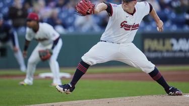 Parker Messick, de los Guardianes de Cleveland, hace un lanzamiento en el primer episodio del juego ante los Rays de Tampa Bay, el martes 26 de agosto de 2025 (AP Foto/Sue Ogrocki)