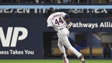 El cubano Yordan Álvarez, de los Astros de Houston, recorre las bases luego de sacudir un jonrón ante los Azulejos de Toronto, el miércoles 3 de julio de 2024 (Jon Blacker/The Canadian Press via AP)