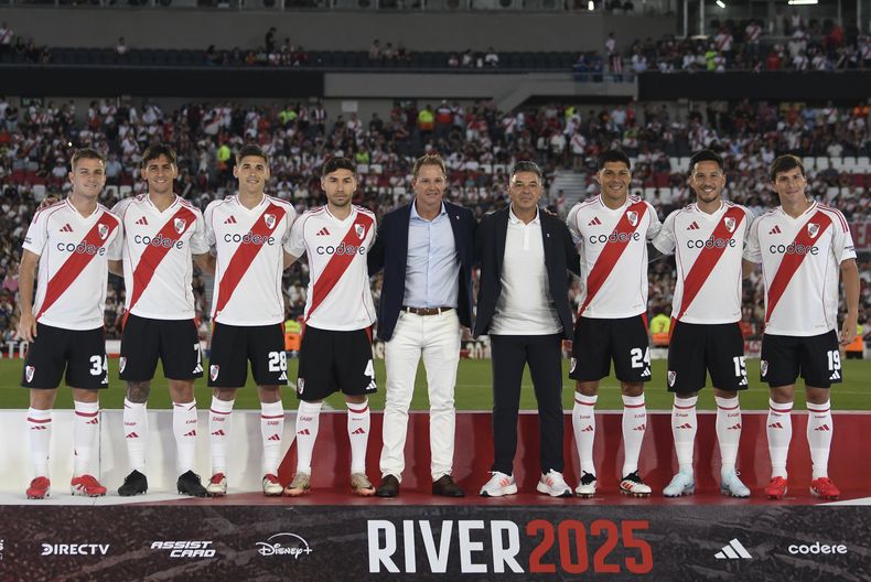 Desde la izquierda, Giuliano Galoppo, Matías Rojas, Lucas Martínez Quarta, Gonzalo Montiel, el presidente Jorge Brito, el técnico Marcelo Gallardo, Enzo Pérez, Sebastián Driussi y Gonzalo Tapia durante la presentación de los nuevos jugadores de River Plate ante de un amistoso ante México en el estadio Monumental de Buenos Aires, Argentina, el martes 21 de enero de 2025. (AP Foto/Gustavo Garello)