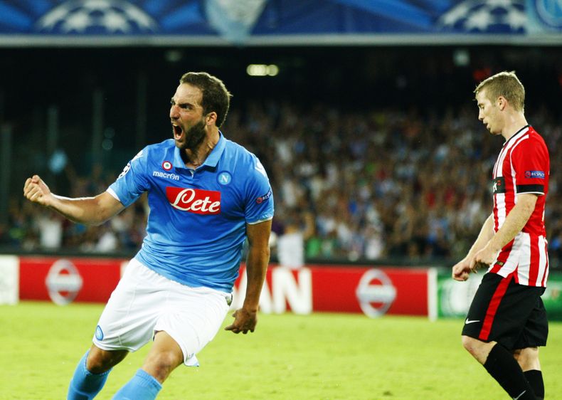 El jugador del Napoli, Gonzalo Higua&iacute;n, festeja un gol contra Athletic de Bilbao en la fase preliminar de la Liga de Campeones el martes, 19 de agosto de 2014, en N&aacute;poles. (AP Photo/Salvatore Laporta)