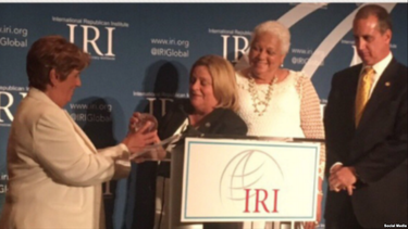 damas de blanco reciben premio a la libertad junto a senador john mccain