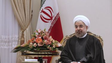 americateve | En esta imagen cedida por el portal oficial de internet de la presidencia de Ir&aacute;n se ver al mandatario Has&aacute;n Ruhani en una reuni&oacute;n con el canciller de Suecia en las instalaciones del gobierno en Teher&aacute;n, Ir&aacute;n, el martes