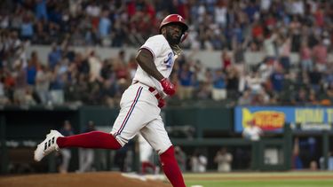 Adolis García, de los Rangers de Texas, trota alrededor de las bases después de batear un cuadrangular solitario en la parte baja de la séptima entrada, en el juego de béisbol en contra de los Astros de Houston, en Arlington, Texas, el lunes 3 de julio de 2023. (AP Foto/Emil T. Lippe)