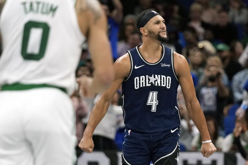 Jalen Suggs, del Magic de Orlando, festeja luego de lograr un triple en el partido ante los Celtics de Boston, el viernes 24 de noviembre de 2023 (AP Foto/John Raoux)