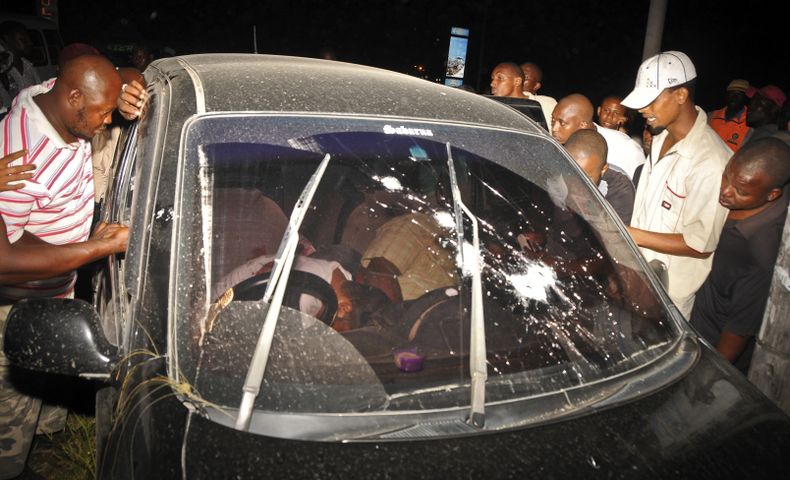 Foto del jueves, 3 de octubre del 2013 del veh&iacute;culo en el que el jeque Ibrahim Ismael y otros tres fueron asesinados a tiros cerca de Mombasa, en Kenia. (Foto AP)