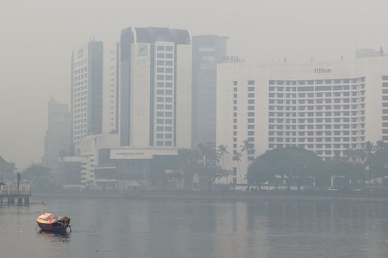 La ribera de Kuching en el centro de la ciudad, cubierta por una espesa capa de bruma en Kuching, en el estado de Sarawak, Malasia, el viernes 4 de septiembre de 2026. (AP Foto/Xpin Voon)