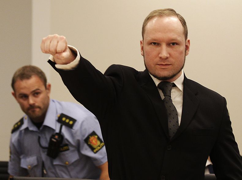 En esta foto del 24 de agosto del 2012, el asesino m&uacute;ltiple Anders Behring Breivik hace un saludo al llegar a un tribunal en Oslo. Breivik, que admiti&oacute; haber matado a 77 personas en Noruega el a&ntilde;o pasado, amenaz&oacute; una huelga de