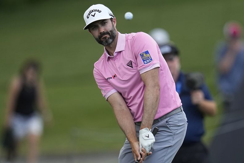 Adam Hadwin con un chip en el hoyo 18 de la primera ronda de Memorial el jueves 6 de junio del 2024 en Dublín, Ohio. (AP Foto/Sue Ogrocki)