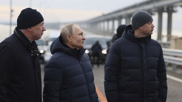 putin cruza a crimea sobre un puente reparado tras ataque