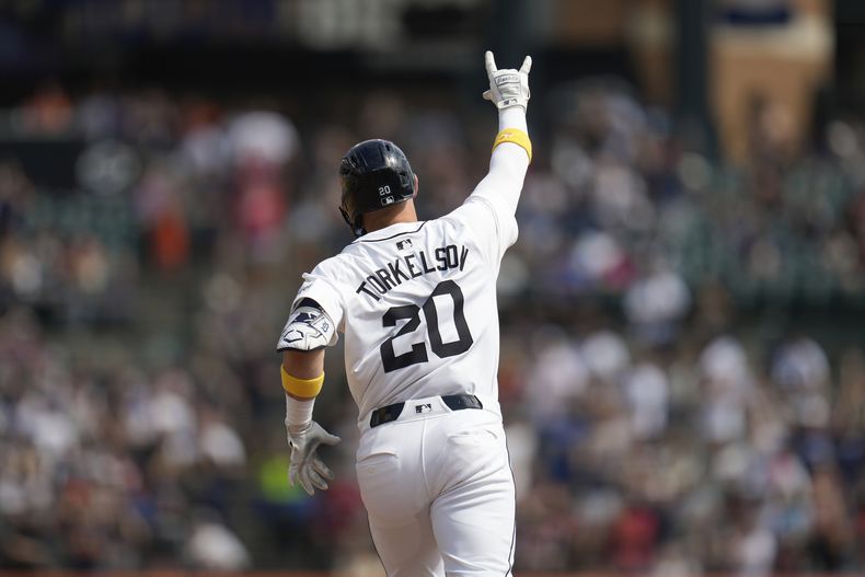 Spencer Torkelson de los Tigres de Detroit celebra tras batear un jonrón de dos carreras frente a los Medias Rojas de Boston en la quinta entrada del domingo 1 de septiembre del 2024. (AP Foto/Paul Sancya)