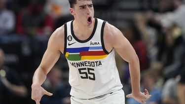Wolves superan a Jazz; los 2 pactan canje con Lakers