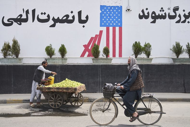 Imagen cotidiana afuera de donde antes estaba la embajada de EEUU en Kabul, Afganistán, el 5 de junio de 2025. (AP Foto/Ebrahim Noroozi)