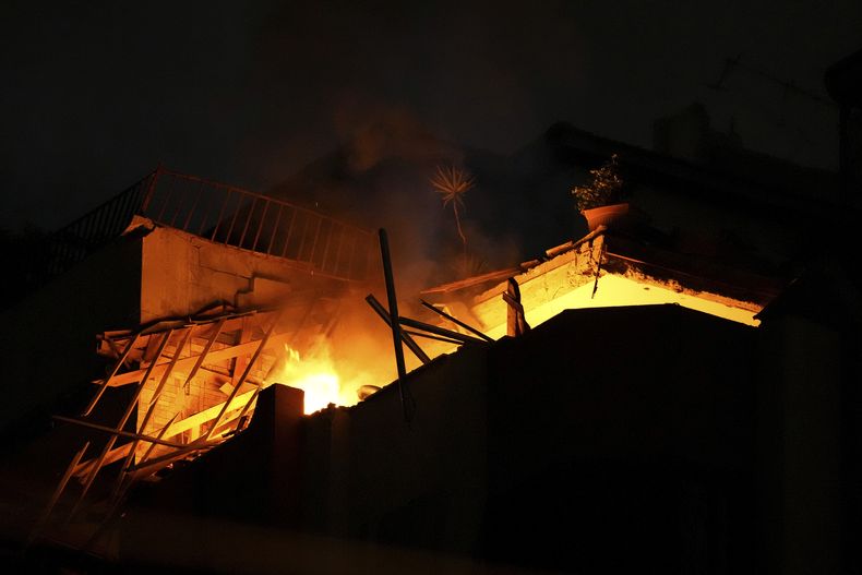 Un incendio en el apartamento de un comandante de la Yihad Islámica en el norte de Gaza, después de ataques aéreos israelíes, la madrugada del martes 9 de mayo de 2023, en Gaza. (AP Foto/Adel Hana)