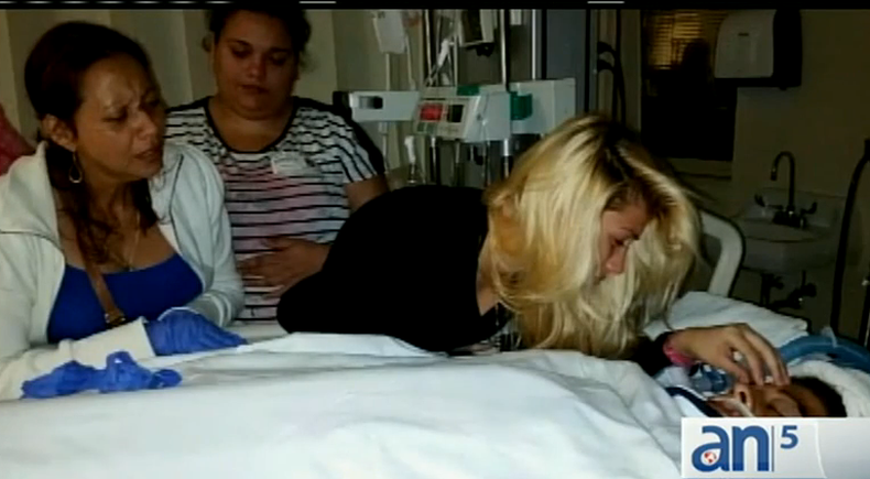 La familia tuvo que tomar la decisión más difícil: desconectar del respirador artificial el jovencito atropellado ayer por un conductor que se dio a la fuga, pero que a estas horas ya ha sido arrestado.