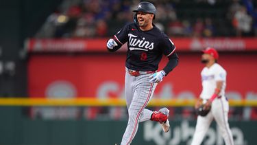 Trevor Larnach, de los Mellizos de Minnesota, recorre las bases tras conectar un jonrón durante la primera entrada de un partido de béisbol contra los Rangers de Texas, el martes 16 de junio de 2026, en Arlington, Texas. (Foto AP/LM Otero)