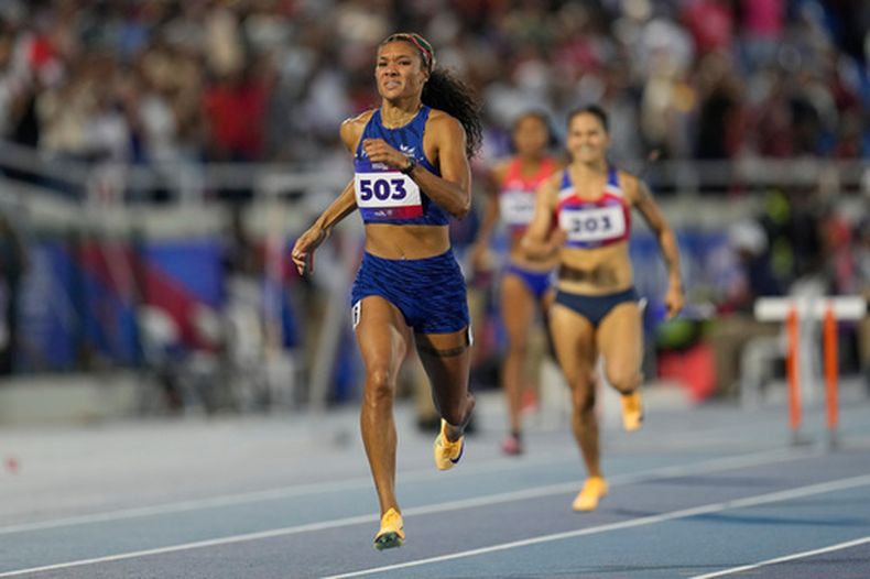 La panameña Gianna Woodruff conquista los 400 metros con vallas en los Juegos Centroamericanos y del Caribe de Santo Domingo, el martes 4 de agosto de 2026 (AP Foto/Fernando Vergara)