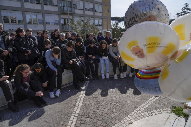 Un grupo de feligreses ora frente a la Policlínica Agostino Gemelli en Roma el domingo 23 de febrero de 2025, donde el papa Francisco está hospitalizado desde el 14 de febrero. (AP Foto/Gregorio Borgia)