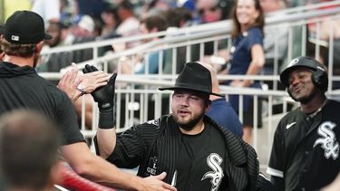 Jake Bruger, antesalista de los Medias Blancas de Chicago, festeja en la cueva tras lograr un jonrón en el juego del sábado 15 de julio de 2023, ante los Bravos de Atlanta (AP Foto/John Bazemore)