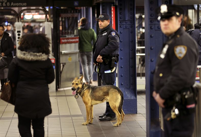 ARCHIVO - Policías patrullan el pasaje que vincula la terminal de autobuses de la Autoridad Portuaria de la ciudad de Nueva York con la estación de metro de Times Square, el 12 de diciembre de 2017, en Nueva York. (AP Foto/Seth Wenig, archivo)