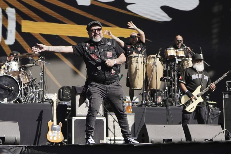 Tony Hernández de la banda mexicana El Gran Silencio durante su presentación en la 25ª edición del festival de música Vive Latino en la Ciudad de México, el sábado 15 de marzo de 2025. (Foto AP/Aurea Del Rosario)