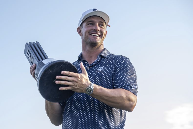 Bryson DeChambeau, posa con el trofeo del torneo de la LIV Golf en Chicago, el domingo 24 de septiembre de 2023, (Charles Laberge/LIV Golf via AP)