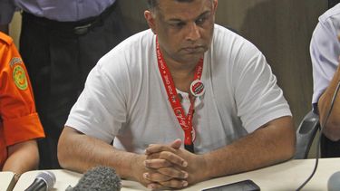 el director jefe de airasia busca las palabras adecuadas