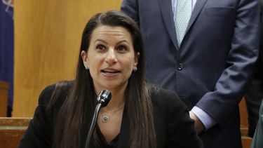 ARCHIVO – La Fiscal Adjunta de Distrito, Karen Agnifilo, asiste a una conferencia de prensa en la Corte Suprema de Manhattan, en Nueva York, el 14 de febrero de 2017. (AP Foto/Richard Drew, Archivo)